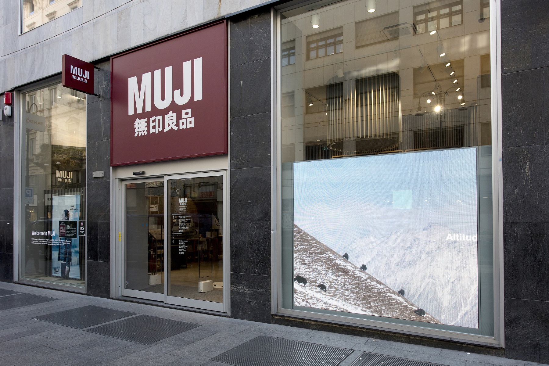 1592823915249541.jpg 深圳专卖店设计1.jpg