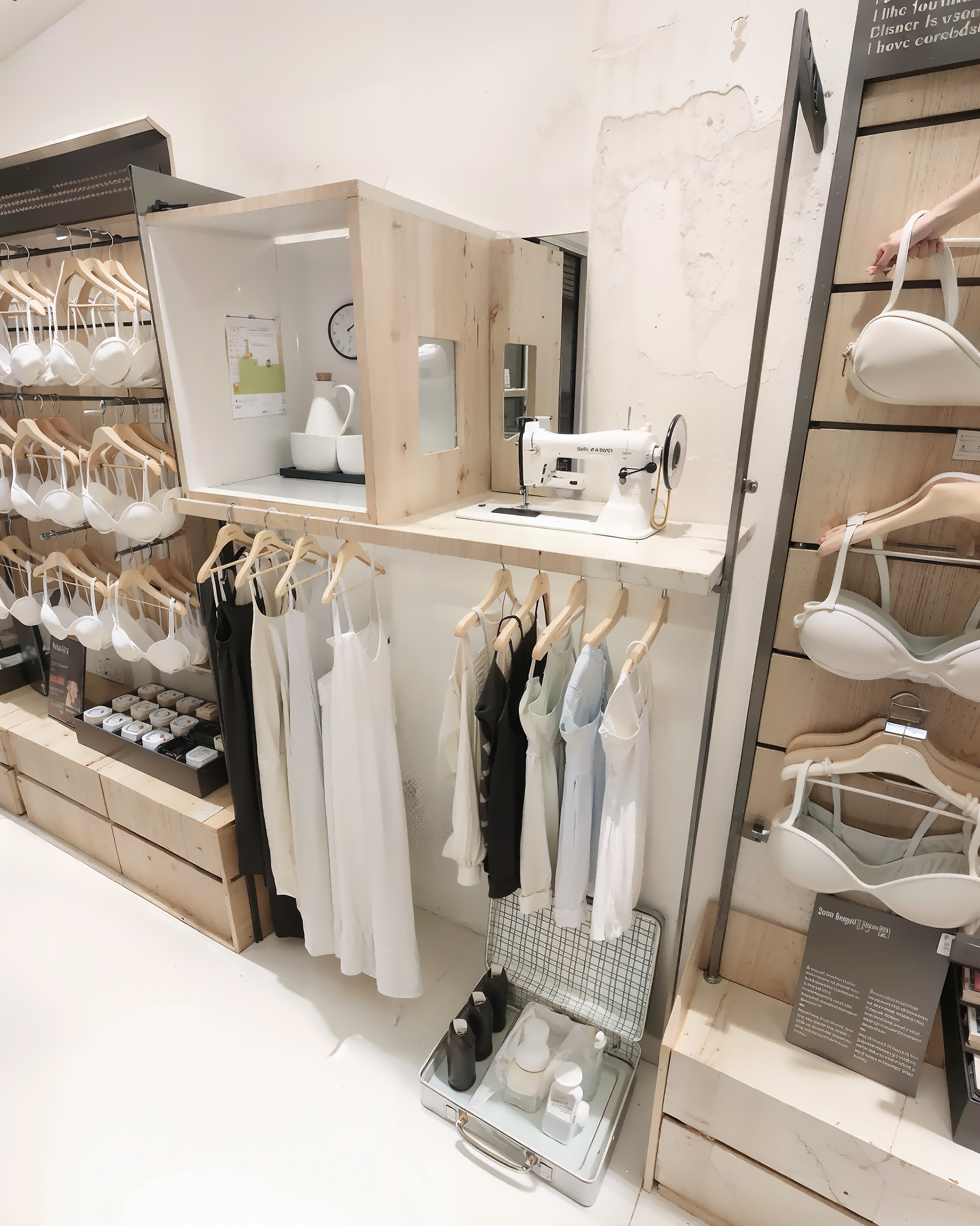 1736336903582960.png 服装专卖店设计